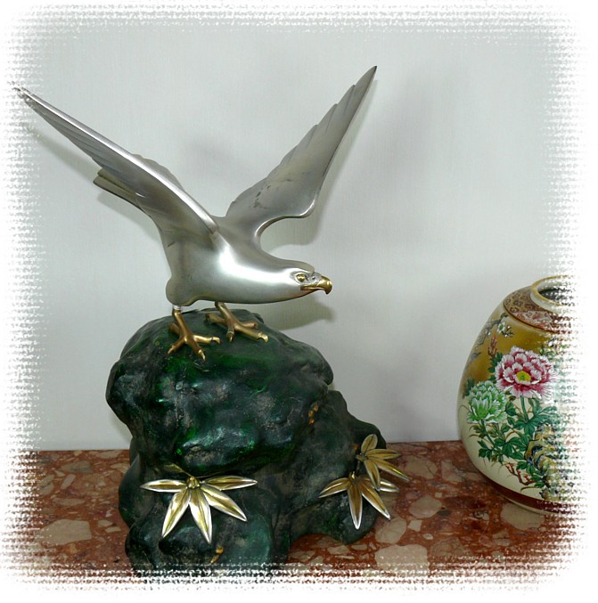 японская бронзовая скульптура Сокол на вершине, 1920-е гг.