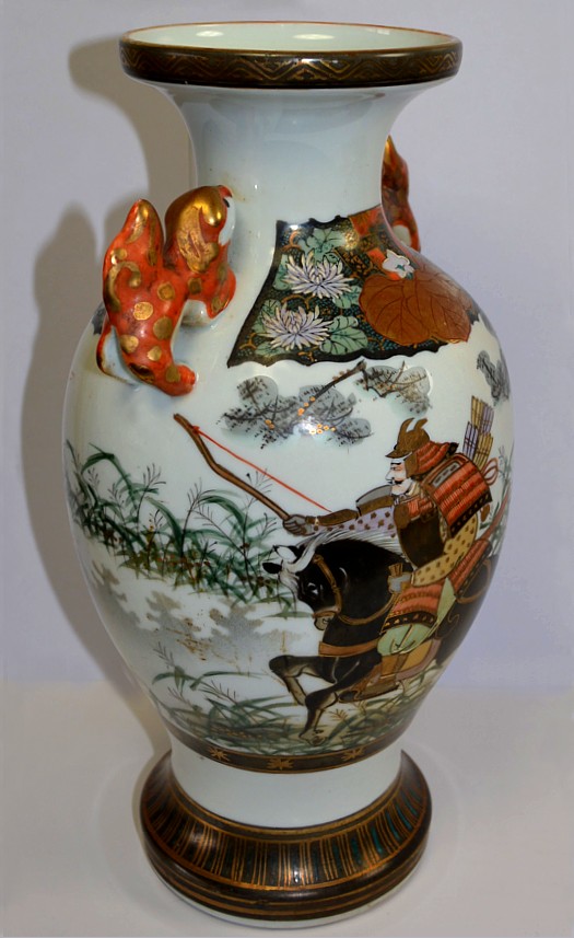 японская антикварная фарфоровая ваза с рельефами и росписью