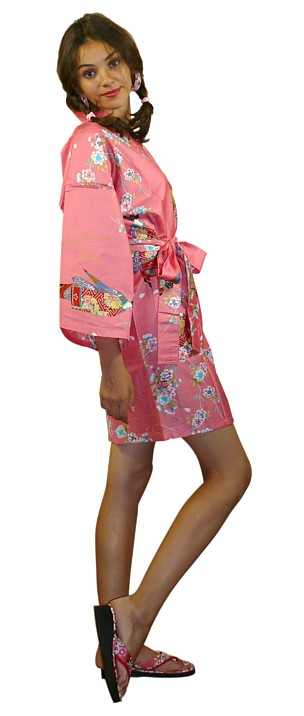 японское кимоно мини из хлопка и традиционная японская обувь - дзори