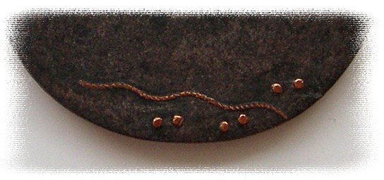 изображение на обратной стороне японской антикварной цубы, деталь