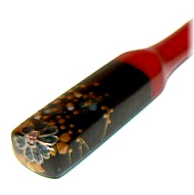 деталь росписи и инкрустации на японской старинной заколке для прически