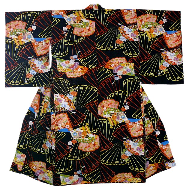 японское традиционное женское кимоно из шелка