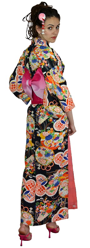 японское кимоно и пояс оби